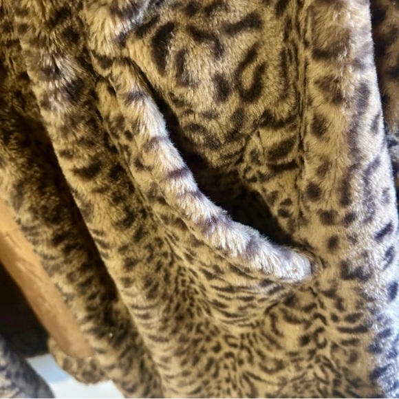 ULTRA SOFT Democracy Lightweight Faux Fur Leopard Cheetah Coat Large - Picture 5 of 7